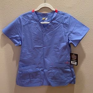 NWT Wonder. Flex scrub top!